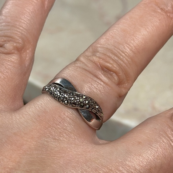 Elegant Silver 925 & Brilliants Twist Ring - Size 8 - Picture 11 of 11